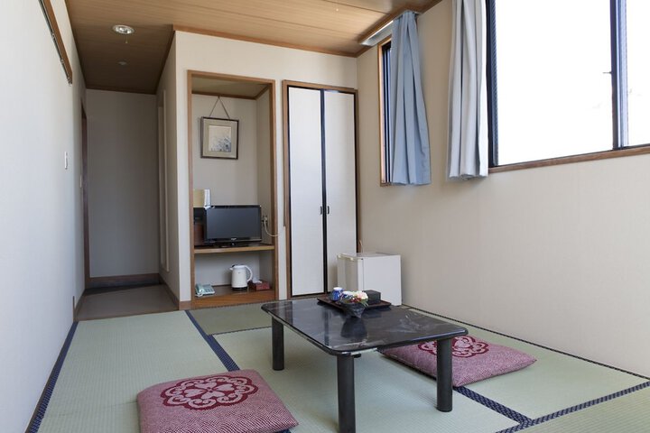 Room 10 of 27