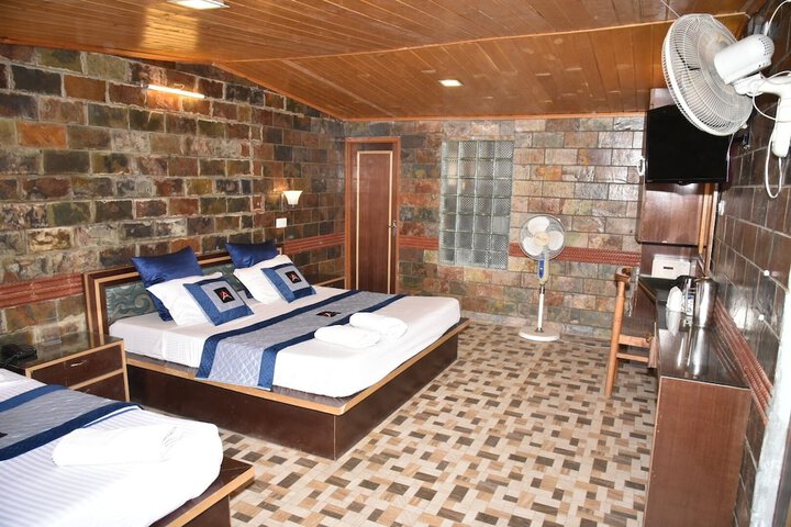 Room 6 of 13