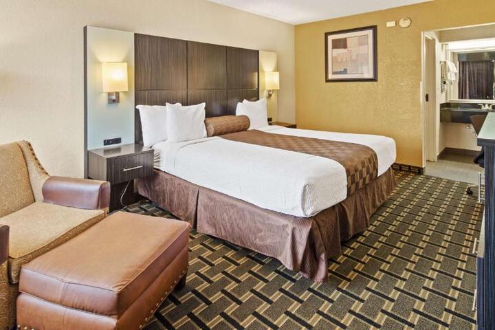 1 King Bed (2 of 10)