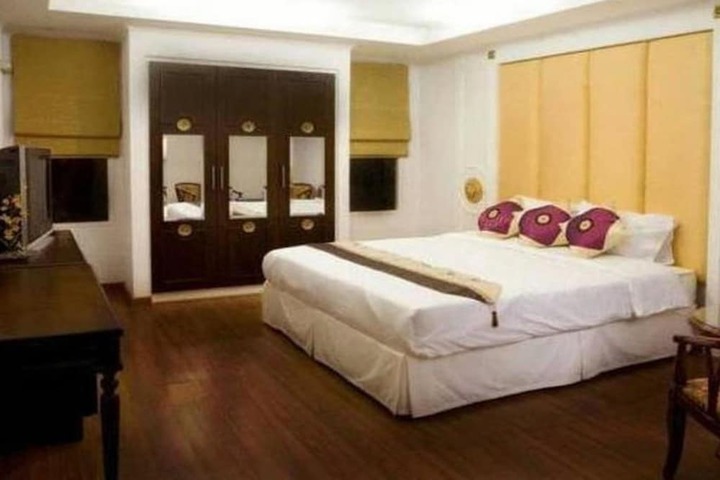 Room 3 of 10