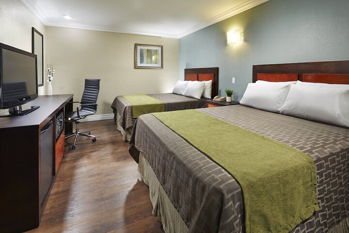 2 Queen Beds (2 of 7)