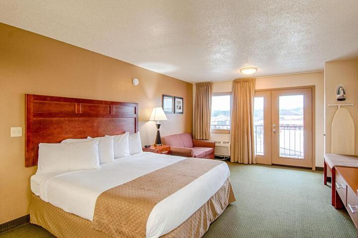 1 King Bed (4 of 17)