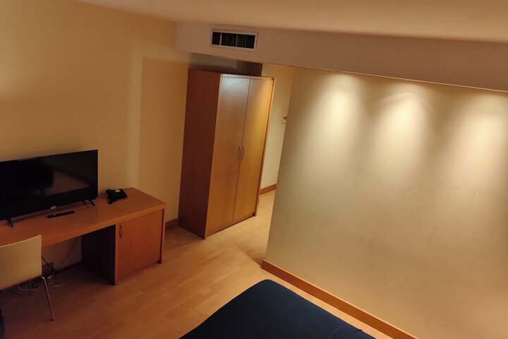 Room 27 of 86