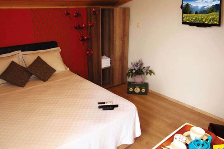Room 13 of 16