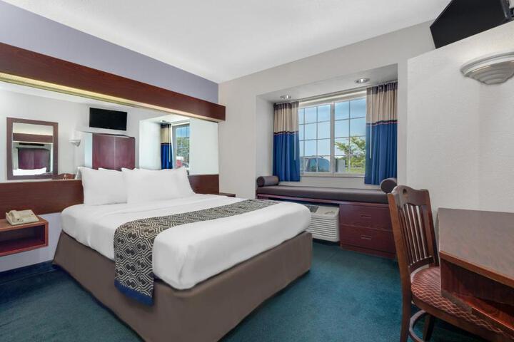 1 Queen Bed (8 of 19)