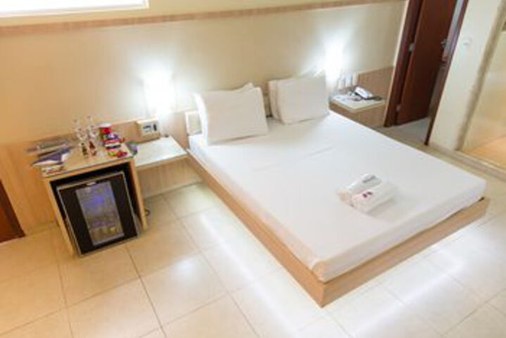 Room 8 of 9