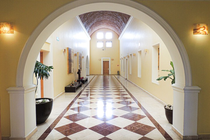 Ballroom/Hall 46 of 82