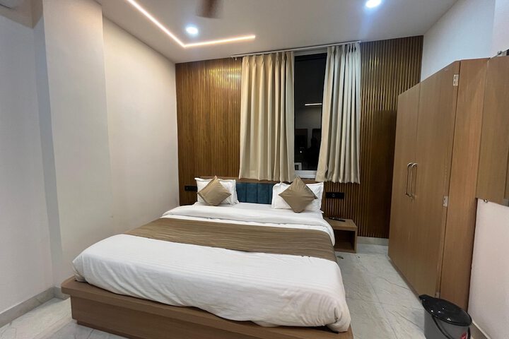 Room 7 of 16
