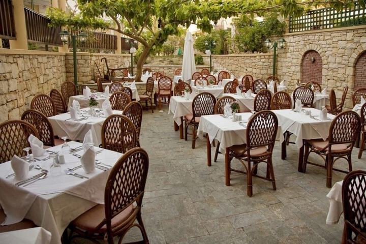 Dining 82 of 98