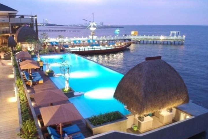 Hotel Pool