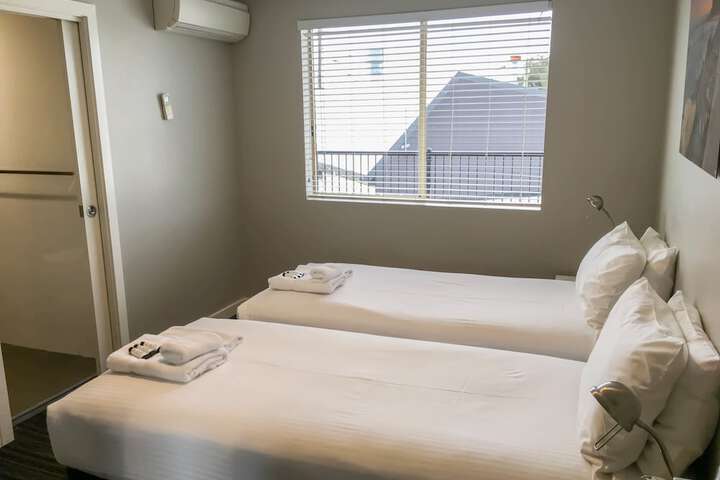 Room 16 of 40