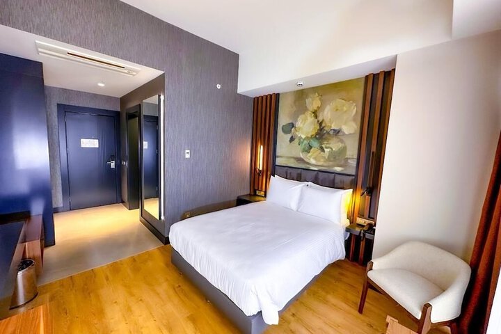 Room 2 of 10