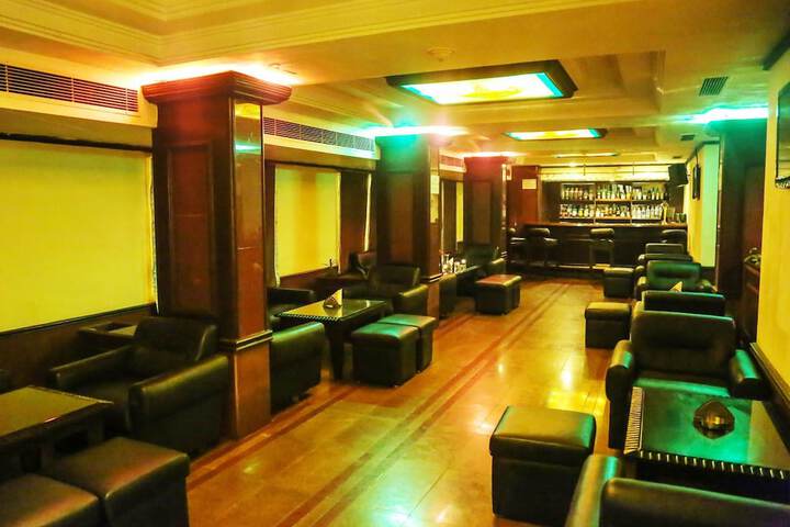 Lounge 30 of 42