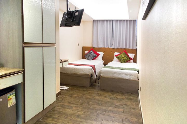 Room 13 of 37