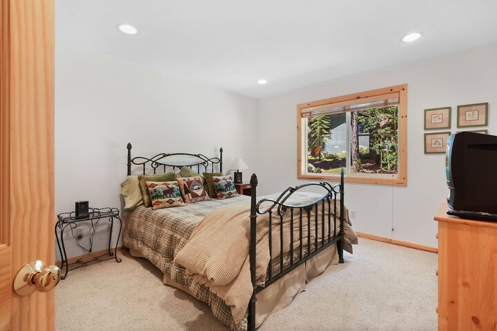 Room 5 of 16