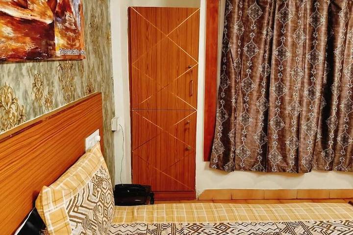 Room 8 of 12