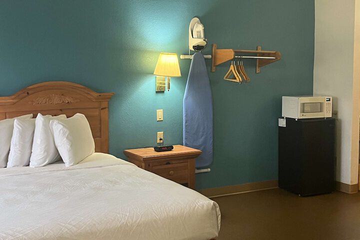 1 King Bed (3 of 16)