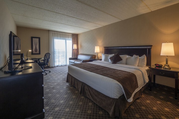 Deluxe King Bed (2 of 5)