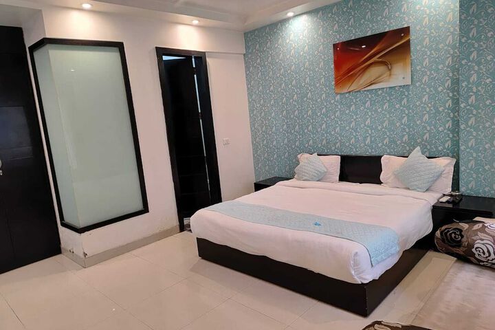 Room 9 of 12