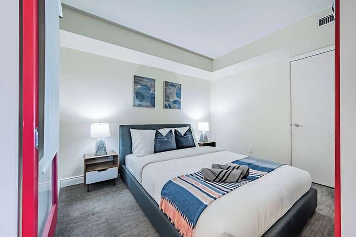Room 53 of 319