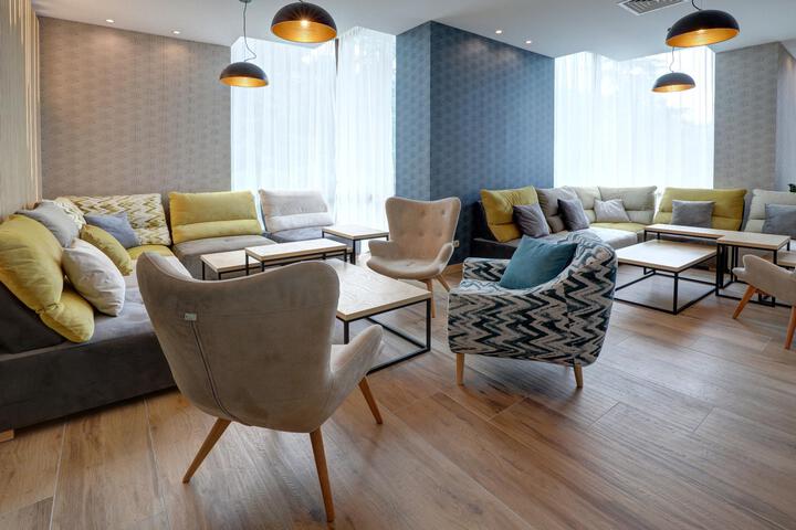 Lounge 13 of 58