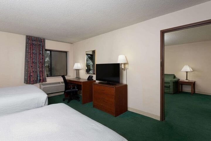 1 Queen Bed (5 of 11)