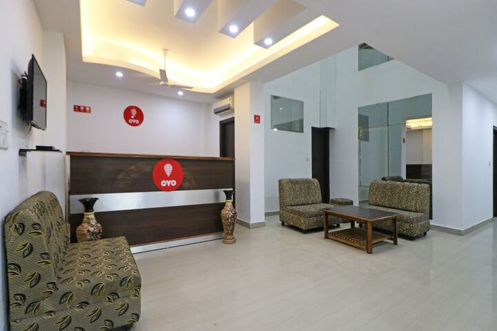 OYO 9915 PETALS INN