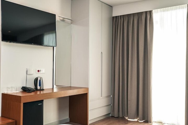 Room 35 of 182