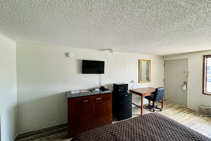 1 King Bed (4 of 22)