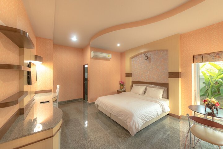Room 9 of 33