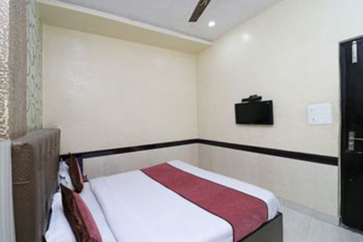 Room 12 of 25