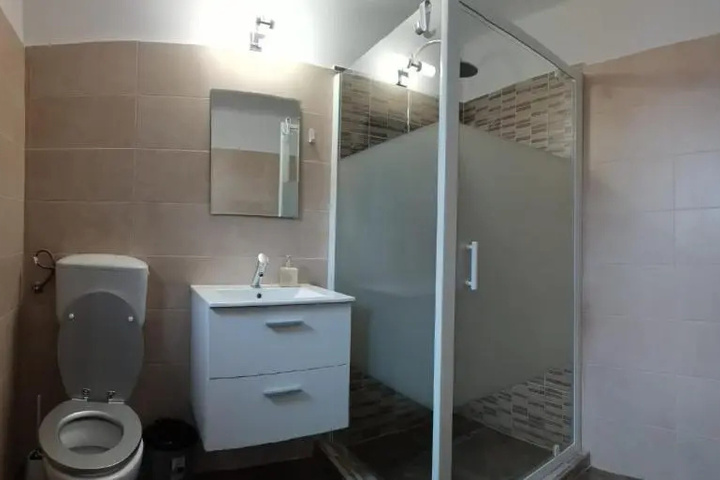 Room 4 of 10