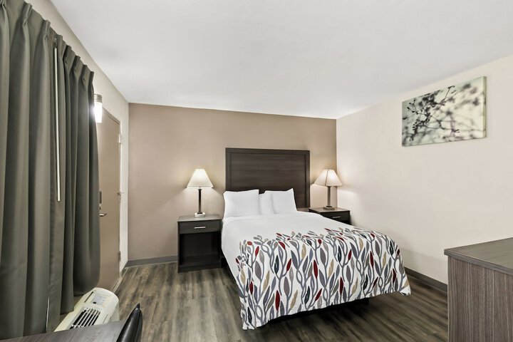 Deluxe 2 Queen Beds (3 of 9)