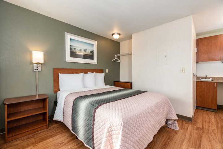 Studio Queen Bed (5 of 15)