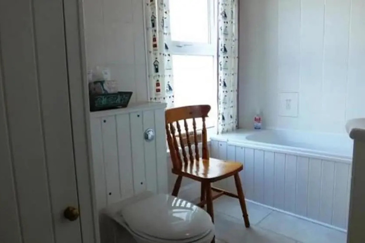 Room 6 of 11
