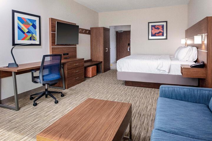 1 King Suite (2 of 8)