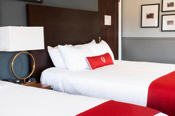 Standard Queen Bed City View (9 of 12)