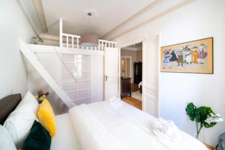 Image of Luxurious ParÍzskÁ Apt With View