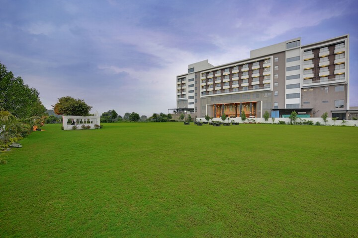 Hotel Exterior 29 of 31
