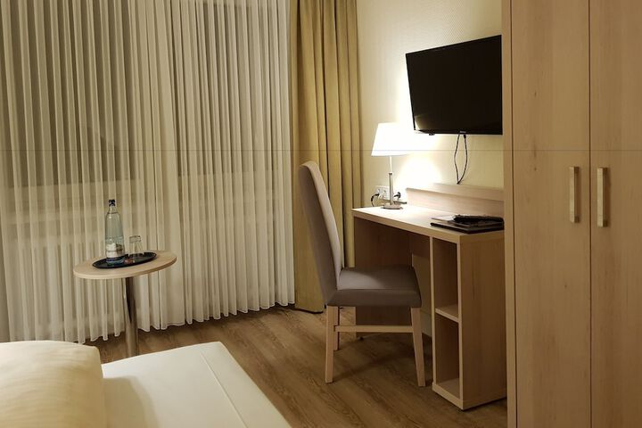 Room 9 of 42
