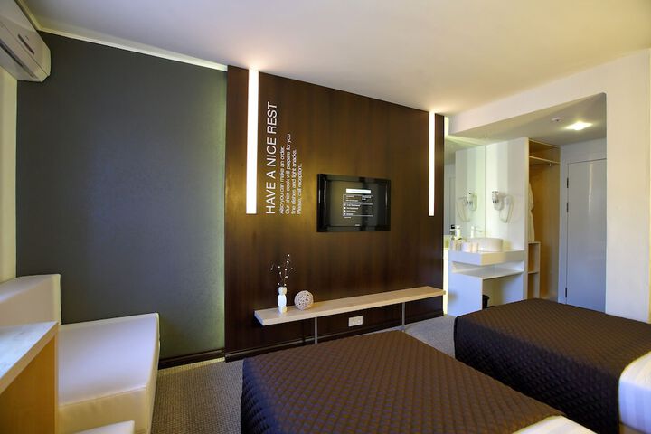 Room 7 of 60