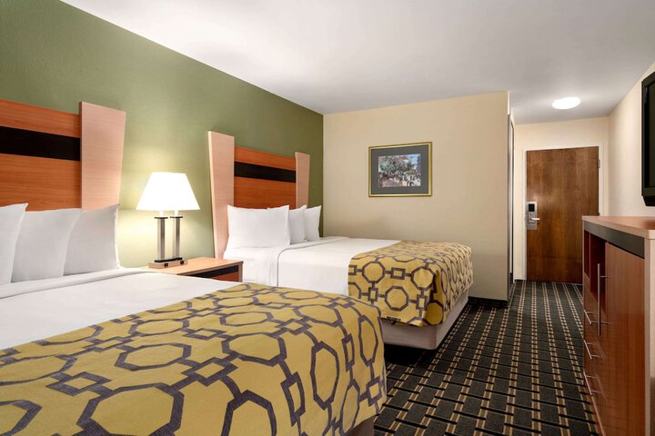 1 Queen Bed Superior Room (1 of 19)