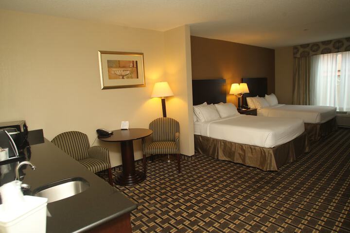 2 Queen Beds (9 of 13)