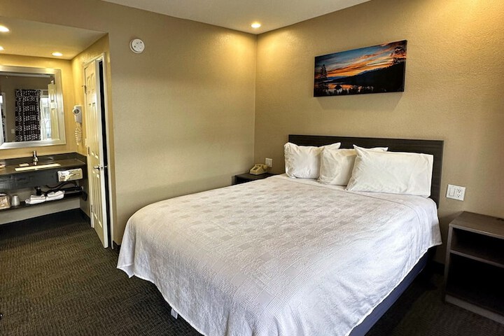 1 Queen Bed (18 of 27)