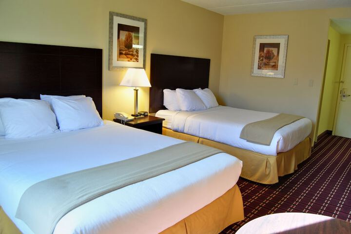 1 Queen Bed Accessible (8 of 15)