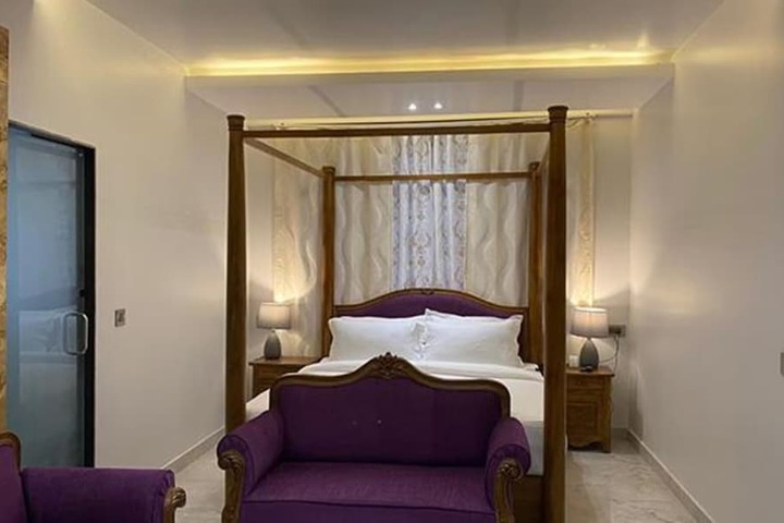Room 11 of 27