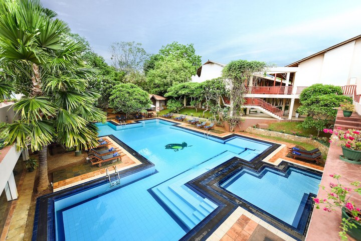 Hotel with Pool