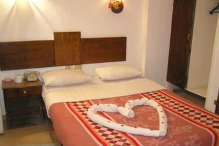 Room 4 of 8