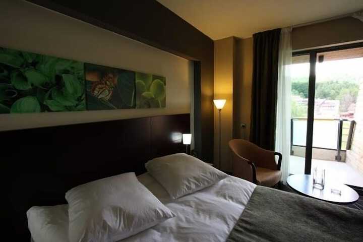 Room 25 of 144