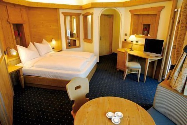 Room 8 of 34